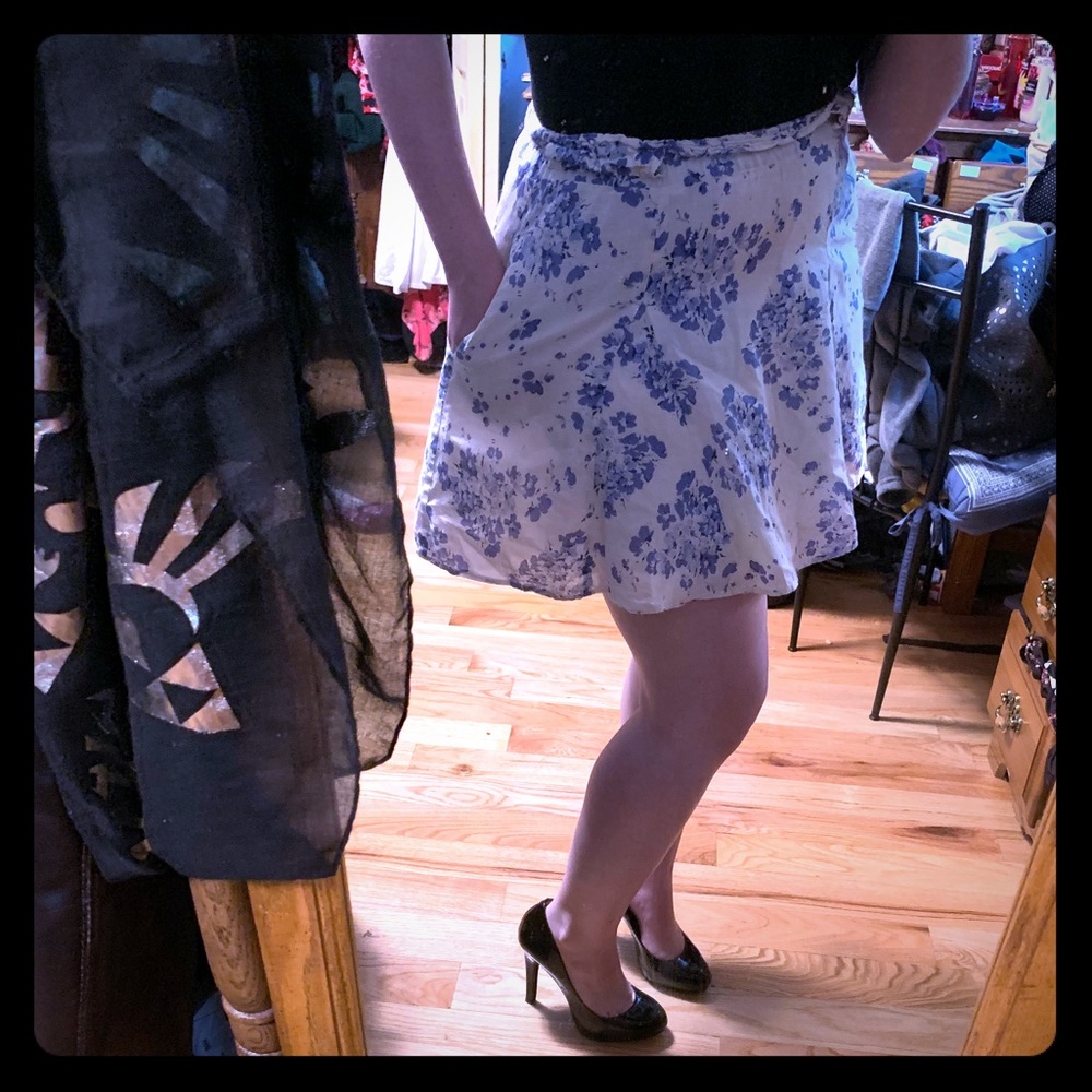 Sweet Guess mini skirt with pockets!!